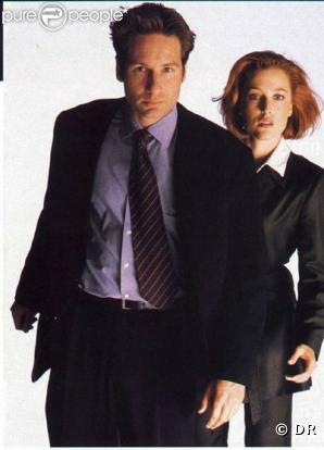 Les agents Fox Mulder et Dana Scully enquêtent sur des affaires non-classées. Les Ovni, les montres et les aliens... c'est leur dada !