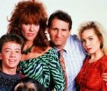 Al Bundy est exaspéré par sa famille. Mais ce qu'il déteste par dessus tout, c'est vendre des chaussures ! Sa femme Peggy a toujours besoin d'argent, sa fille Kelly n'a pas hérité du QI d'Einstein quant à son fils, Bud... c'est un puceau ! 