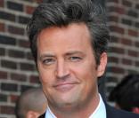 Après Friends, Matthew Perry a essayé de percer au cinéma. Mais pour nous ce voisin de tueur restera toujours l'hillarant Chandler... Bing ! Après avoir connu de gros problèmes avec la drogue, il tente aujourd'hui de voler la vedette à Zac Efron !<br