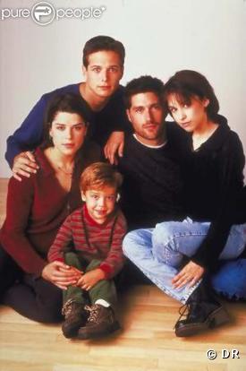 A la mort de leurs parents dans un accident de voiture, à 24 ans, Charlie Salinger devient le tuteur de ses 4 frères et soeurs. Dans La Vie à Cinq, Charlie, Bailey, Julia, Claudia et Owen sont soudés envers et contre tout...