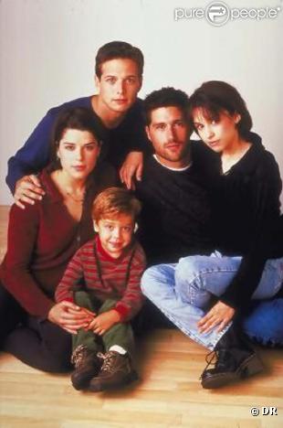 A la mort de leurs parents dans un accident de voiture, à 24 ans, Charlie Salinger devient le tuteur de ses 4 frères et soeurs. Dans La Vie à Cinq, Charlie, Bailey, Julia, Claudia et Owen sont soudés envers et contre tout... 