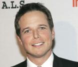 Grâce à La Vie à Cinq, Scott Wolf a appris les bases pour gérer à bien une famille. Aujourd'hui il n'aura pas appris tout ça en vain car... il est papa ! 