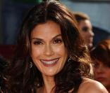 Aujourd'hui Teri Hatcher préfère les plombiers aux super-héros ! Dans Desperate Housewives, Susan Mayer est une véritable gaston la gaffe ! A 44 ans, la belle Loïs n'a pas perdu son sex-appeal... 