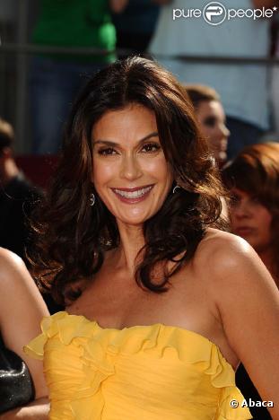 Aujourd'hui Teri Hatcher préfère les plombiers aux super-héros ! Dans Desperate Housewives, Susan Mayer est une véritable gaston la gaffe ! A 44 ans, la belle Loïs n'a pas perdu son sex-appeal... 