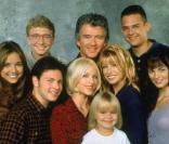 Frank Lambert et Carol Foster se marient sur un coup de tête avant même que leurs 3 enfants respectifs ne se connaissent. J.T, Al' et Brendan devront apprendre à s'entendre avec Karen, Dana et Mark. C'est pas gagné pour... Notre Belle Famille ! 