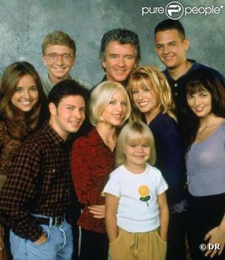 Frank Lambert et Carol Foster se marient sur un coup de tête avant même que leurs 3 enfants respectifs ne se connaissent. J.T, Al' et Brendan devront apprendre à s'entendre avec Karen, Dana et Mark. C'est pas gagné pour... Notre Belle Famille ! 