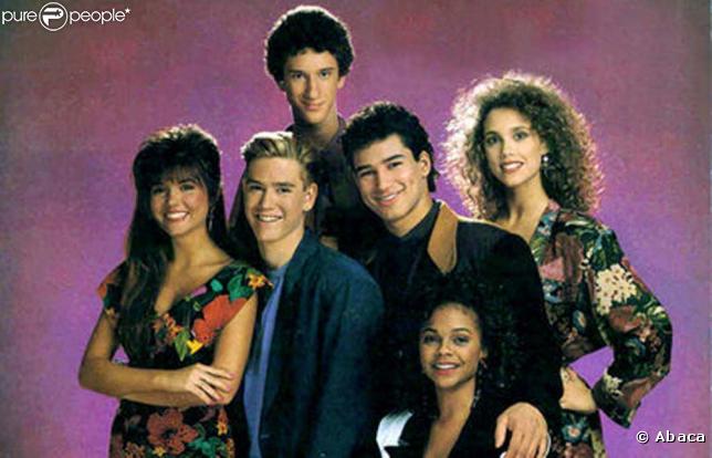 Zack, Slater, Screech, Kelly, Lisa et Jessie sont six meilleurs amis du collège de Bayside. Petits rebelles de couloirs, ils finissent souvent la journée dans le bureau du Principal Belding. Heureusement ils sont souvent... Sauvés par le gong !