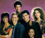 Zack, Slater, Screech, Kelly, Lisa et Jessie sont six meilleurs amis du collège de Bayside. Petits rebelles de couloirs, ils finissent souvent la journée dans le bureau du Principal Belding. Heureusement ils sont souvent... Sauvés par le gong ! 