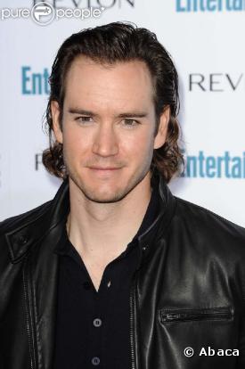 Zack Morris était le trublion de service. Après des années à ramer et à se laisser pousser les cheveux, Mark-Paul Gosselaar fait enfin son retour dans New-York Police Blues et dans Commander in chief.