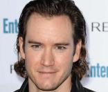Zack Morris était le trublion de service. Après des années à ramer et à se laisser pousser les cheveux, Mark-Paul Gosselaar fait enfin son retour dans New-York Police Blues et dans Commander in chief. 