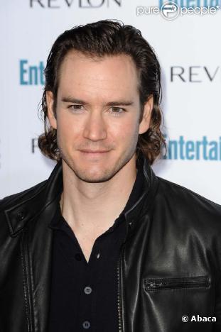 Zack Morris était le trublion de service. Après des années à ramer et à se laisser pousser les cheveux, Mark-Paul Gosselaar fait enfin son retour dans New-York Police Blues et dans Commander in chief. 