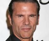 A 51 ans, Lorenzo Lamas a troqué sa tignasse de rêve contre un plaqué beaucoup plus sage. Et sa Harley, par quoi l'a-t-il remplacée ? Aujourd'hui Lorenzo est beaucoup plus propre mais beaucoup moins... rebelle ! 