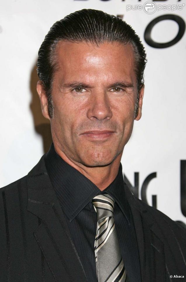 A 51 ans, Lorenzo Lamas a troqué sa tignasse de rêve contre un plaqué beaucoup plus sage. Et sa Harley, par quoi l'a-t-il remplacée ? Aujourd'hui Lorenzo est beaucoup plus propre mais beaucoup moins... rebelle ! 