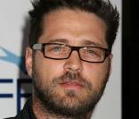 La carrière de Jason Priestley est bien remplie que ce soit à la télé (Mac Gyver, 21 jump street, Code Quantum...) ou encore au cinéma. Mais depuis Brandon, il n'aura jamais trouvé le rôle de sa vie ! 