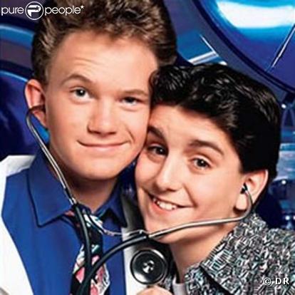 Dr Doogie est un surdoué. Diplomé en médecine à 14 ans, le jeune homme doit apprendre à gérer les problèmes d'un docteur et ceux d'un adolescent en pleine évolution !