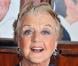Grâce à sa carrière cinématographique Angela Lansbury obtient le rôle principal dans la série Arabesque. Elle décide de délaisser le cinéma pour le petit écran. Elle a même été anoblie par la Reine pour son immense carrière ! 