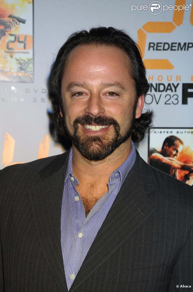 Heureusement pour Billy, sa période blonde platine est enfin passée ! Gil Bellows a même opté pour une couple plus longue et... un bouc ! 