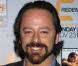 Heureusement pour Billy, sa période blonde platine est enfin passée ! Gil Bellows a même opté pour une couple plus longue et... un bouc ! 