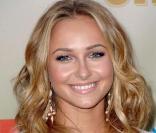 Depuis Hayden Panettiere a bien grandi. Aujourd'hui c'est une vraie bombe ! La jolie blonde adore se la jouer... Heroes ! 