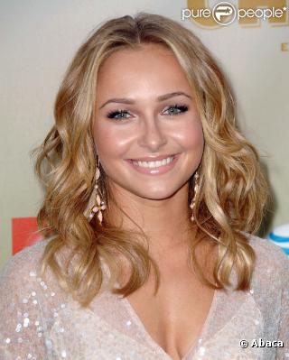 Depuis Hayden Panettiere a bien grandi. Aujourd'hui c'est une vraie bombe ! La jolie blonde adore se la jouer... Heroes ! 