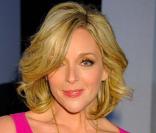 Elaine Vassal est la plus piplette des secrétaires. Après avoir inventé le soutien-visage et les préservatifs fluorescents, Jane Krakowski joue aujourd'hui les femmes de milliardaires et flirte avec... Jude Law ! 