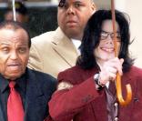 Michael Jackson et son père pendant le procés pour pédophilie...