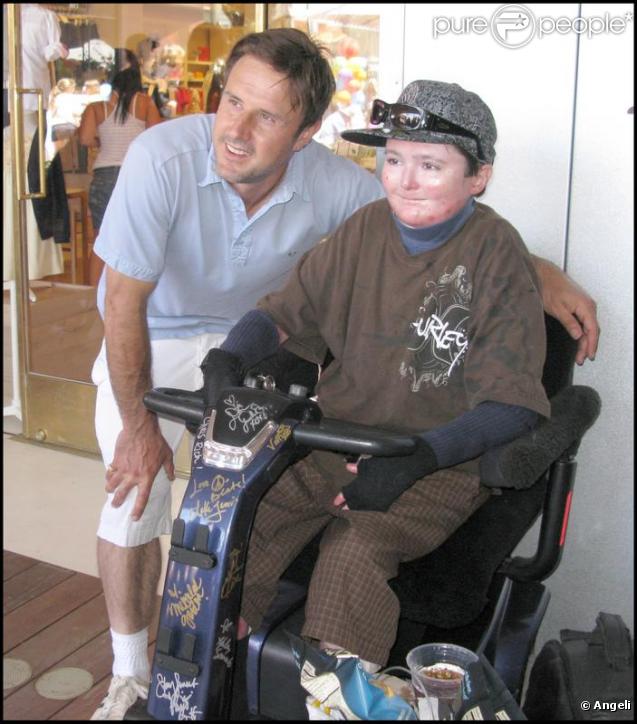 David Arquette et un enfant malade lors du pique-nique organisé pour la recherche médicale à Malibu