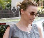 Kylie Minogue toujours aussi mignonne à Londres, à la sortie de son domicile