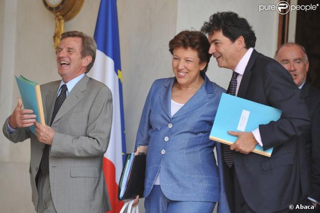 Roselyne Bachelot entourée de Bernard Kouchner et Philippe Lellouche lors du conseil des ministres à l'Elysée le 1er juillet 2009