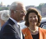 Carl XVI Gustav de Suède et sa femme lors de la prise de présidence de la Suède le 1er juillet 2009