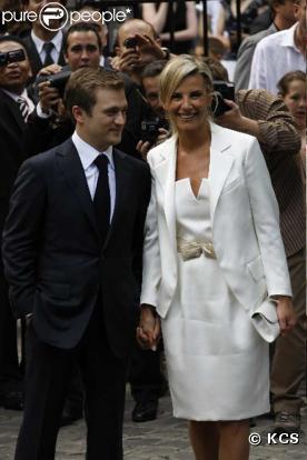 Laurence Ferrari et Renaud Capuçon quittent la mairie sous les flashs...