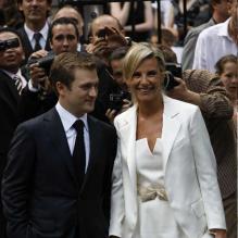 Laurence Ferrari et Renaud Capuçon quittent la mairie sous les flashs... <br />
