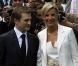 Laurence Ferrari et Renaud Capuçon quittent la mairie sous les flashs...  