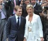 Laurence Ferrari et Renaud Capuçon se laissent photographier à la sortie de la mairie.  