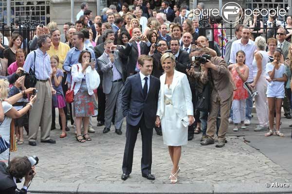 Laurence Ferrari et Renaud Capuçon se laissent photographier à la sortie de la mairie.  