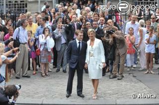 Laurence Ferrari et Renaud Capuçon se laissent photographier à la sortie de la mairie.  