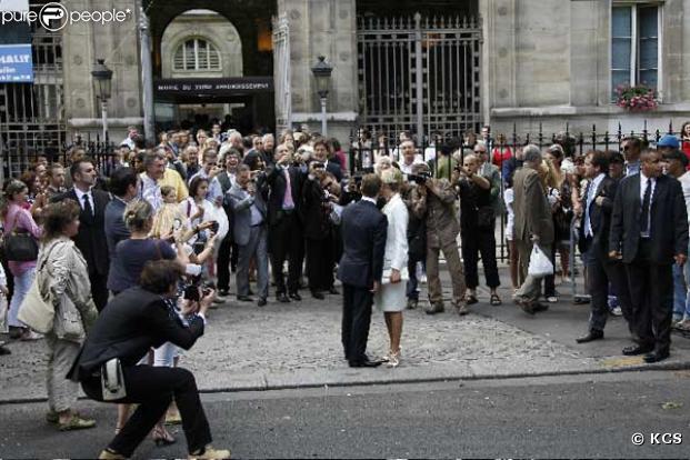 Mariage de Laurence Ferrari et Renaud Capuçon, devant la mairie du 16e arrondissement de Paris.
