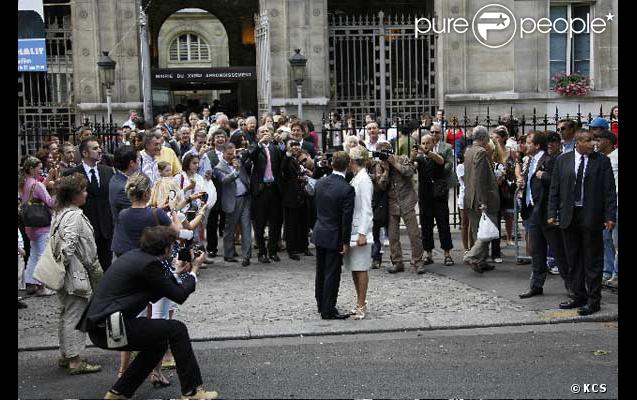 Mariage de Laurence Ferrari et Renaud Capuçon, devant la mairie du 16e arrondissement de Paris.  