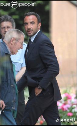 Nikos Aliagas arrive au mariage de Laurence Ferrari et Renaud Capuçon