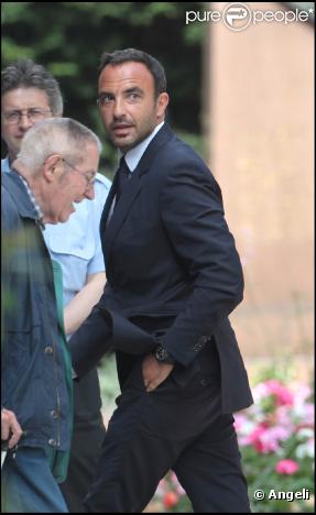 Nikos Aliagas arrive au mariage de Laurence Ferrari et Renaud Capuçon