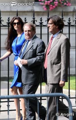 Pierre Charon arrive au mariage de Laurence Ferrari, ici avec Luc Ferry et sa femme