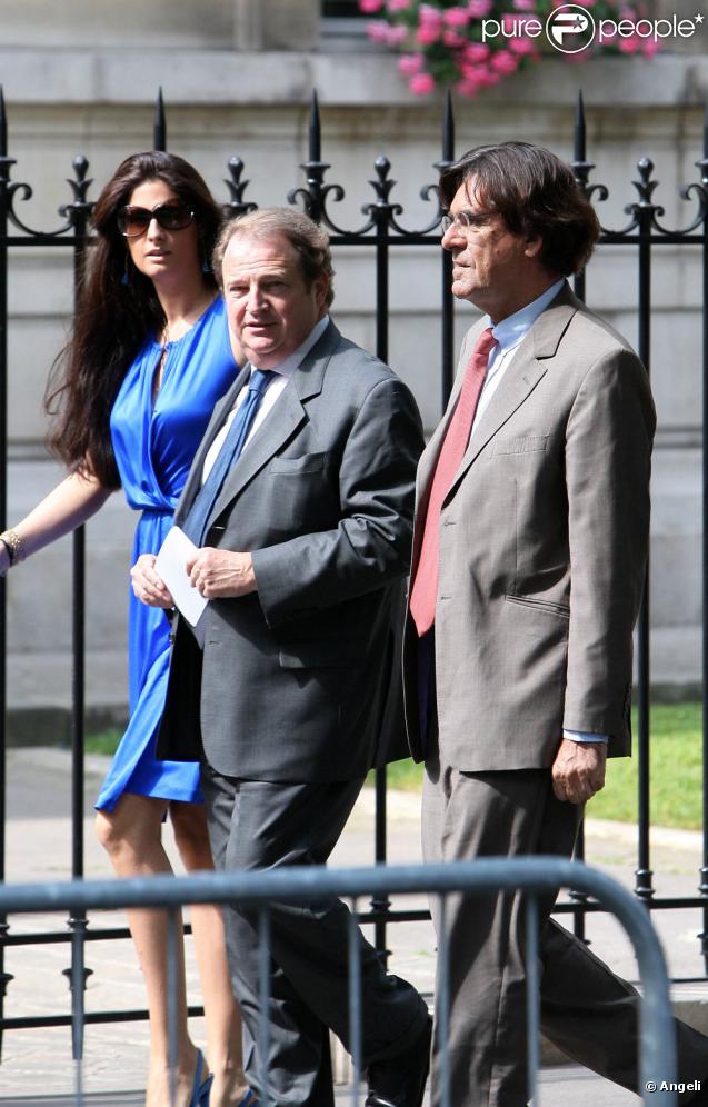 Pierre Charon arrive au mariage de Laurence Ferrari, ici avec Luc Ferry et sa femme  