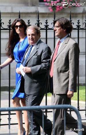 Pierre Charon arrive au mariage de Laurence Ferrari, ici avec Luc Ferry et sa femme  
