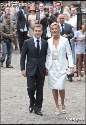 Le couple Laurence Ferrari/ Renaud Capuçon se dirige vers l'hôtel particulier où aura lieu le vin d'honneur.