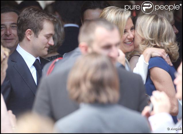 Laurence Ferrari et Claire Chazal, très amies, s'embrassent après le mariage.  