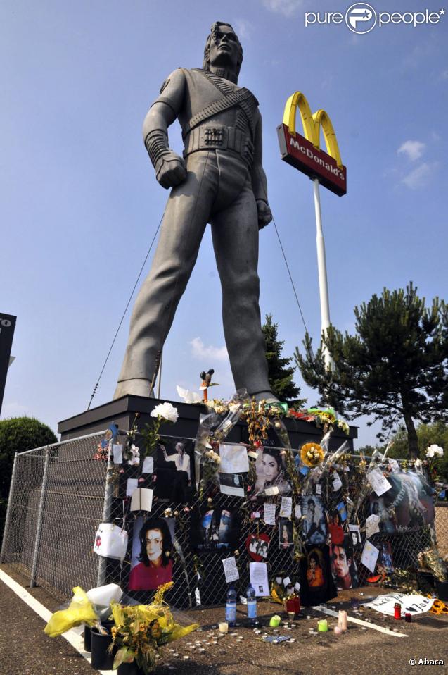 La statue de Michael Jackson érigée à Amsterdam, près d'un MacDonald's le 3 juillet 2009