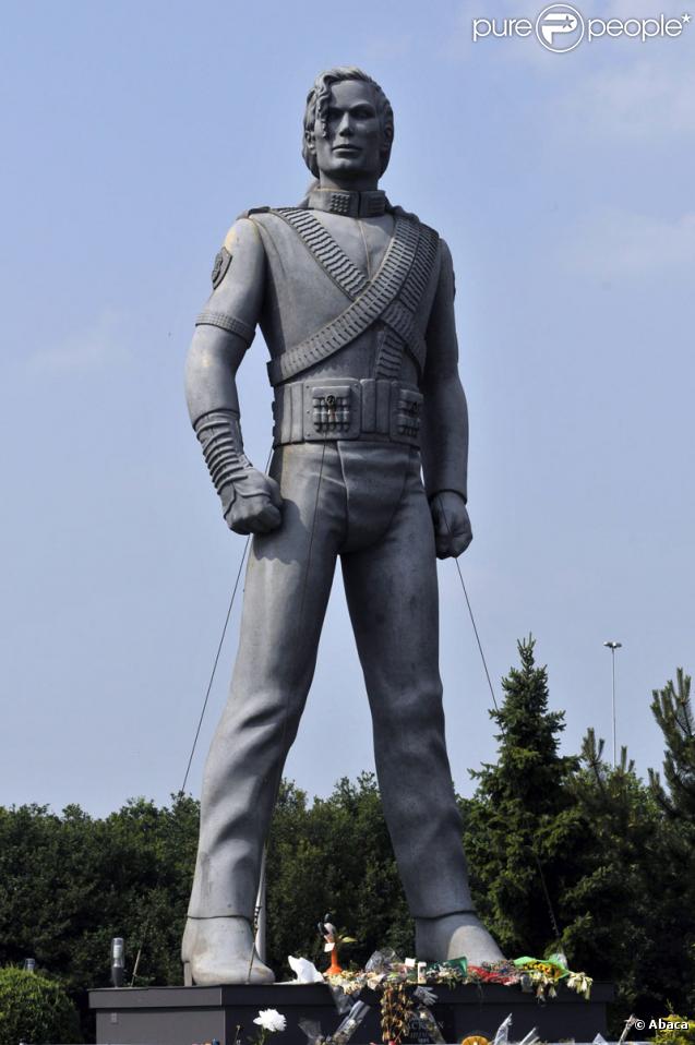 La statue de Michael Jackson érigée à Amsterdam, près d'un MacDonald's le 3 juillet 2009