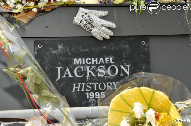 La statue de Michael Jackson érigée à Amsterdam, près d'un MacDonald's le 3 juillet 2009
