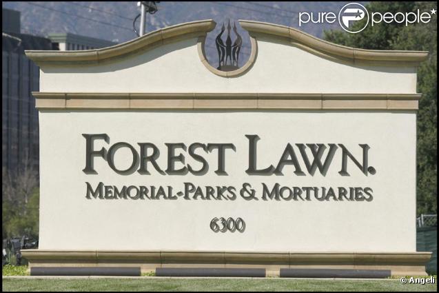L'entrée du cimetière de Forest Lawn ou sera enterré Michael Jackson mardi à 8 heures du matin heure locale 