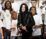 Michael Jackson avec des enfants pour un grand concert 
